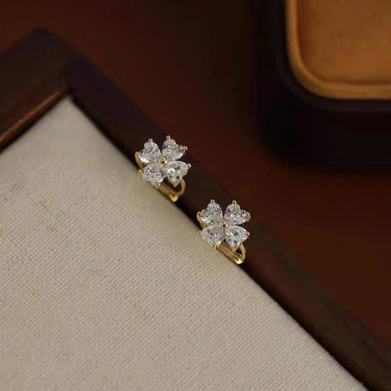 铜合金耳饰 设计感四瓣草时尚百搭轻奢耳钉气质耳环精致耳饰E356