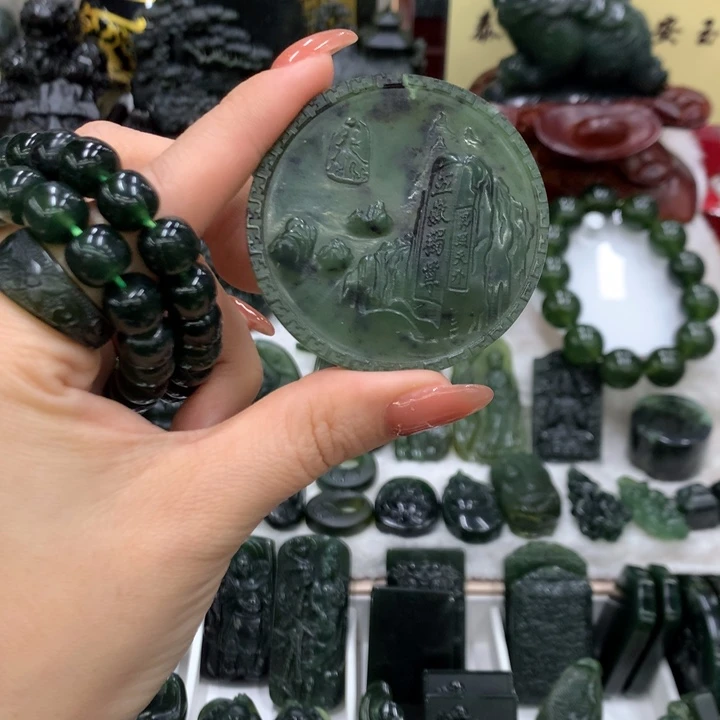 蛇纹石玉未镶嵌颈饰