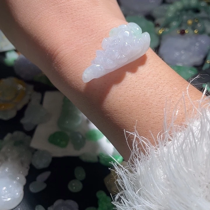 颈饰未镶嵌翡翠，天