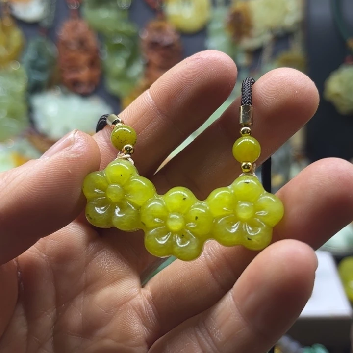 蛇纹石玉未镶嵌颈饰