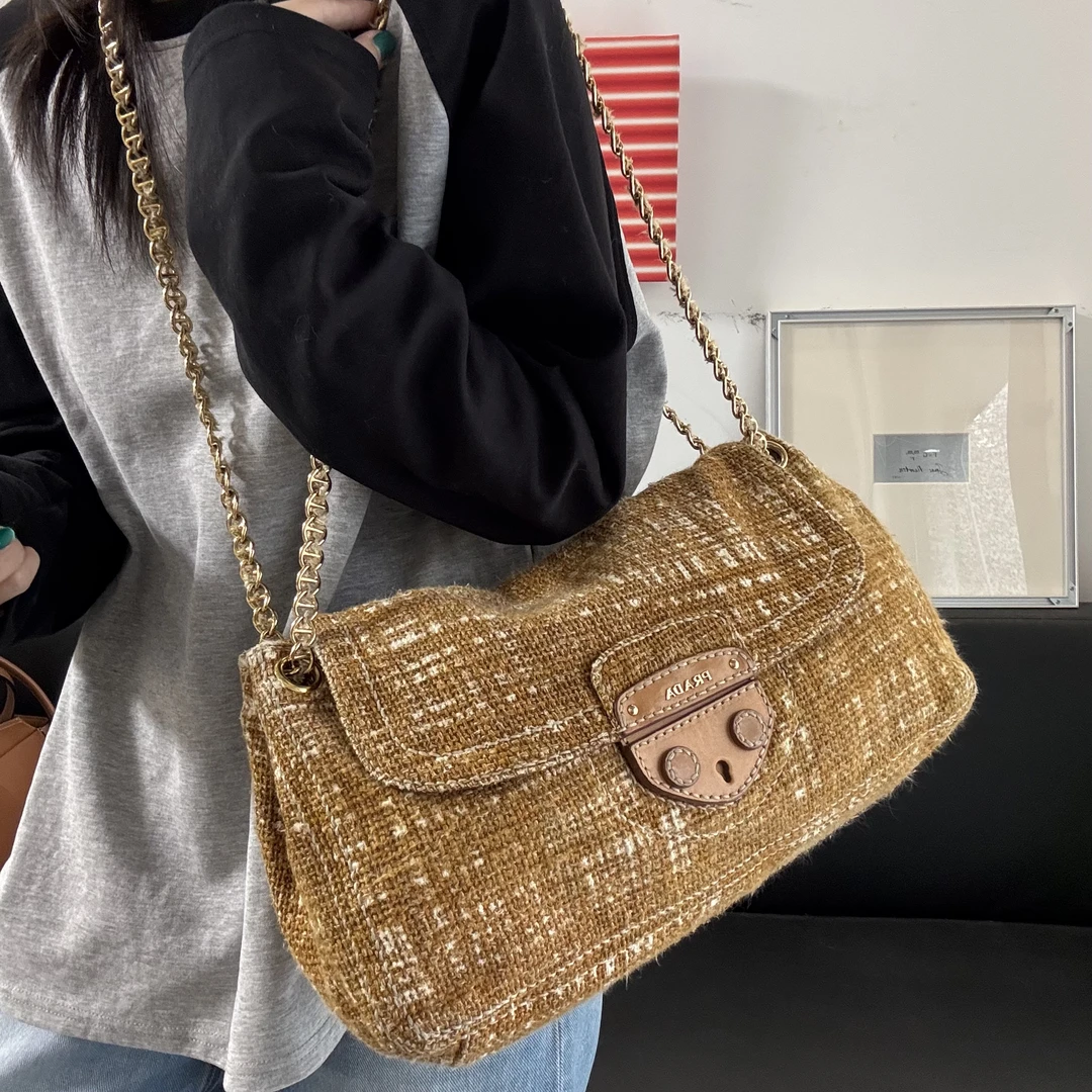 95新 Prada/普拉达 7 棕色毛呢猪鼻子链条包