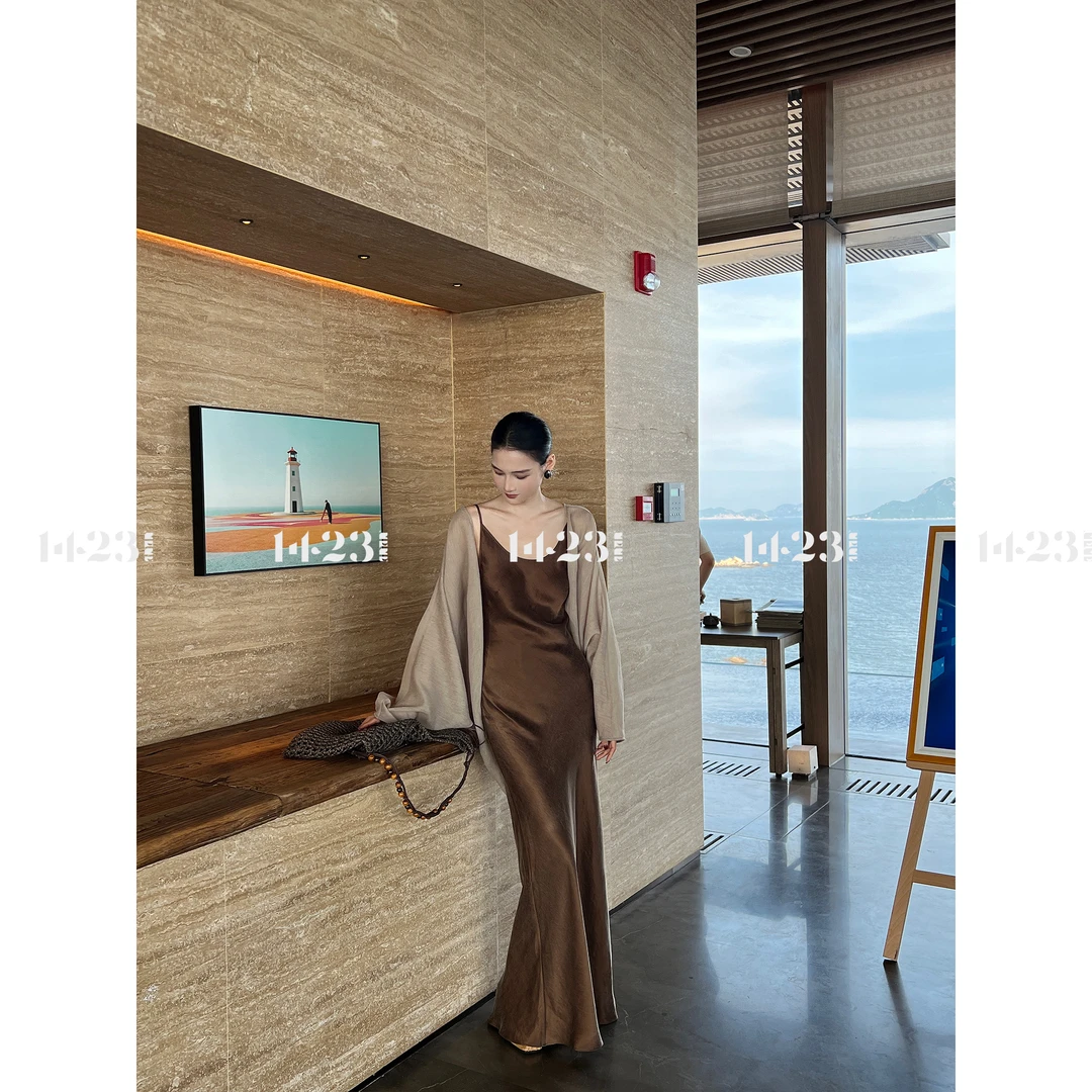 1423【雾棕晚歌】新款立体斜裁收腰显瘦小众轻盈气质垂感吊带连体裙