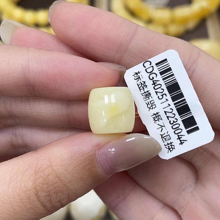 琥珀未镶嵌裸石11.8*11.3mm带皮色 0044