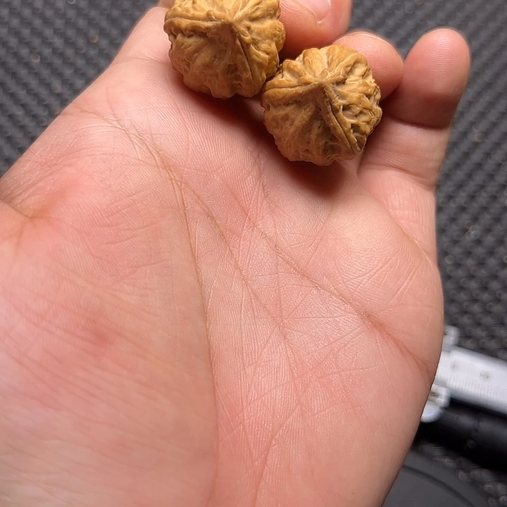 文玩核桃吊坠三棱