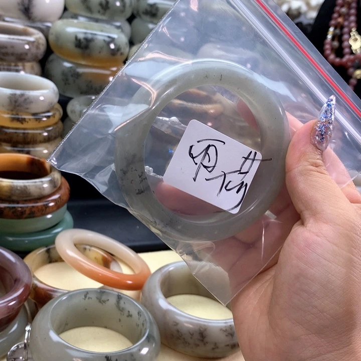 *****未镶嵌手镯石英质玉