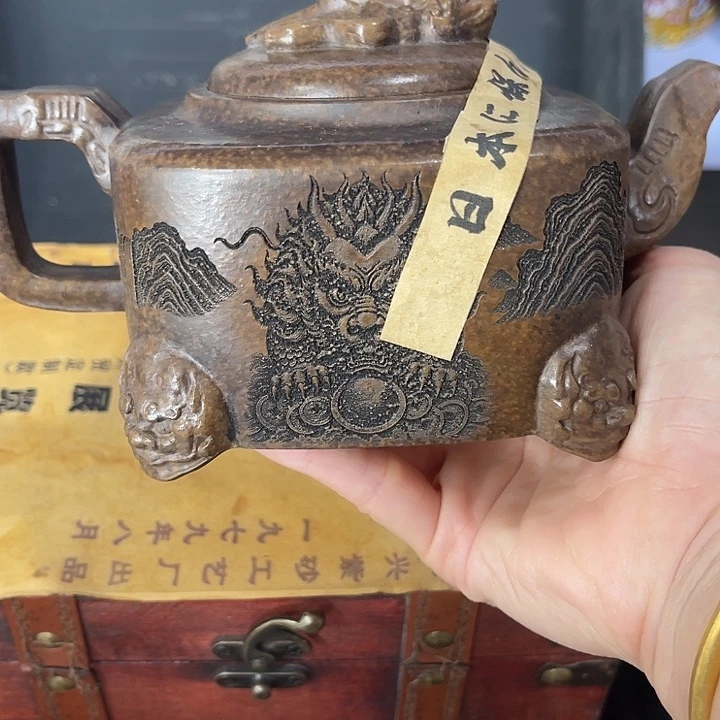 段泥茶壶原矿泥料手工制作的一把紫砂壶。