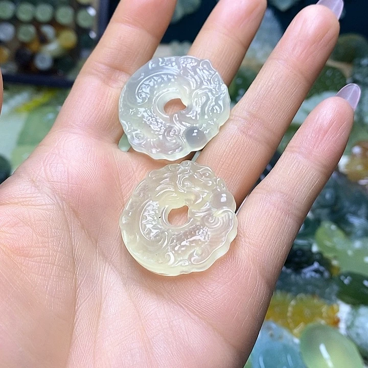 蛇纹石玉未镶嵌颈饰明****？