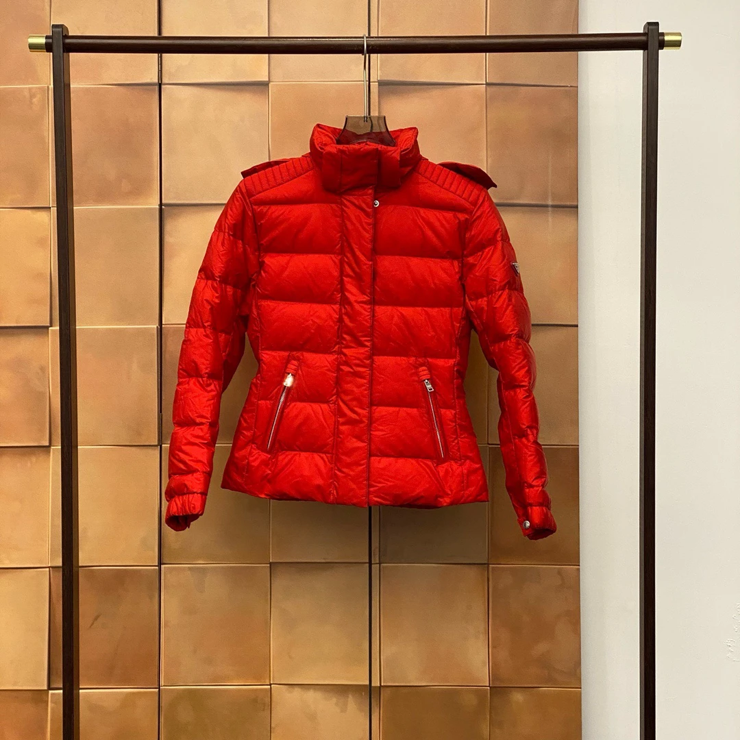 99新 Prada/普拉达 Prada 红色三角钢标羽绒服/44码/99新/29855