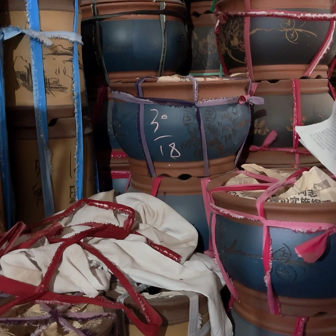 紫砂花盆金鱼缸一个