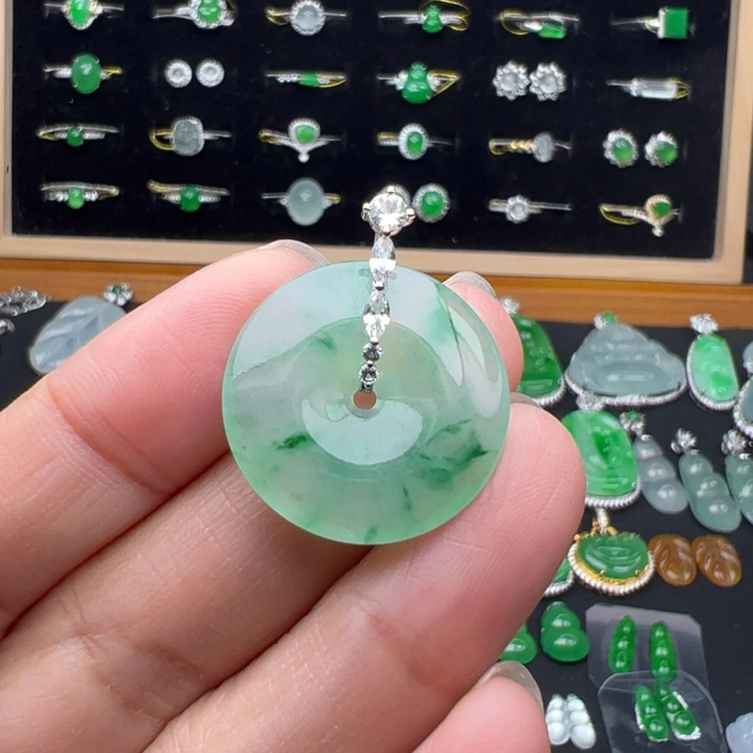 翡翠18K金镶嵌颈饰扣