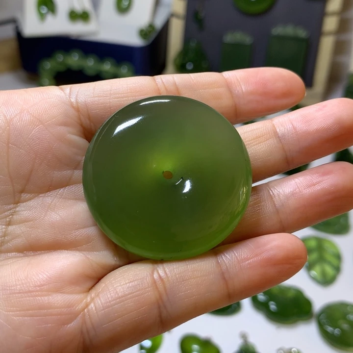 岫玉未镶嵌颈饰吊坠