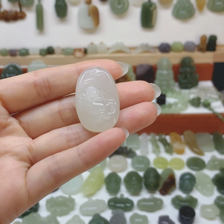 明***月和田玉未镶嵌颈饰