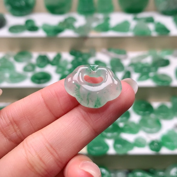 颈饰未镶嵌石英质玉