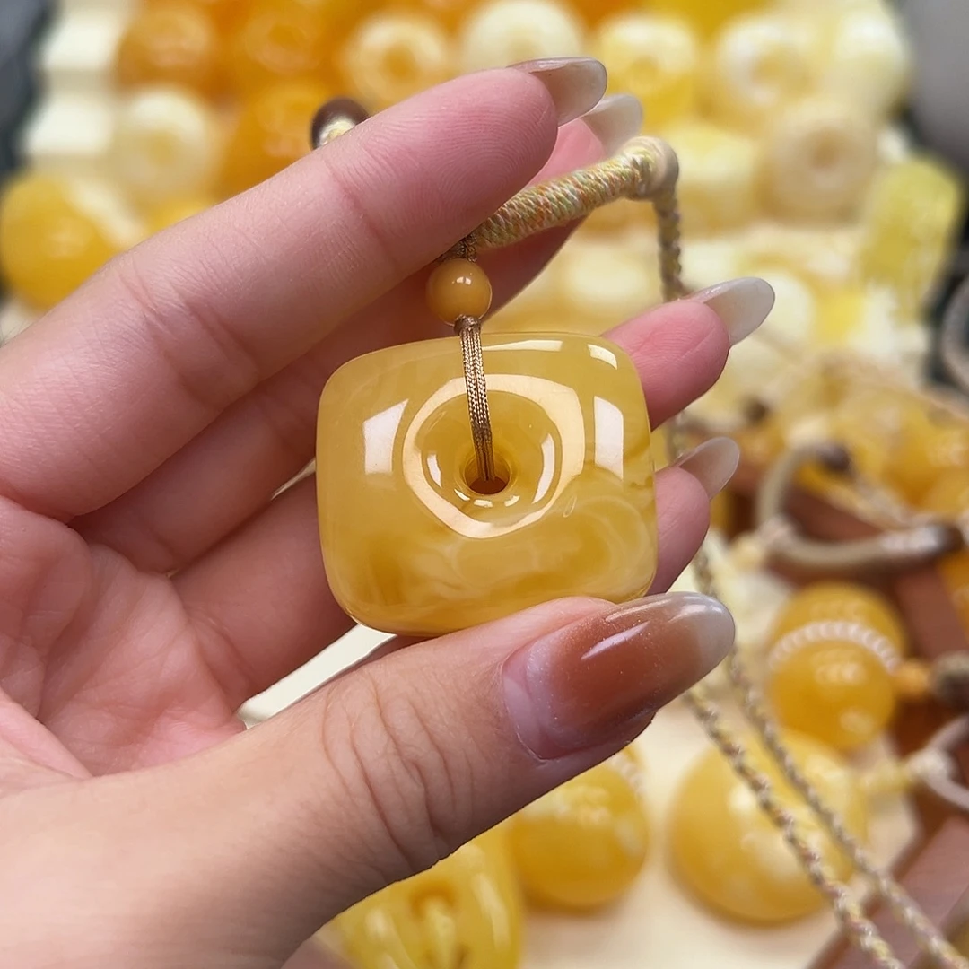 玲****琥珀未镶嵌颈饰蜜蜡