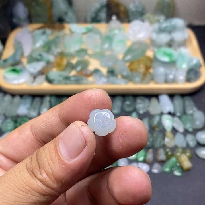 翡翠未镶嵌颈饰莲花珠
