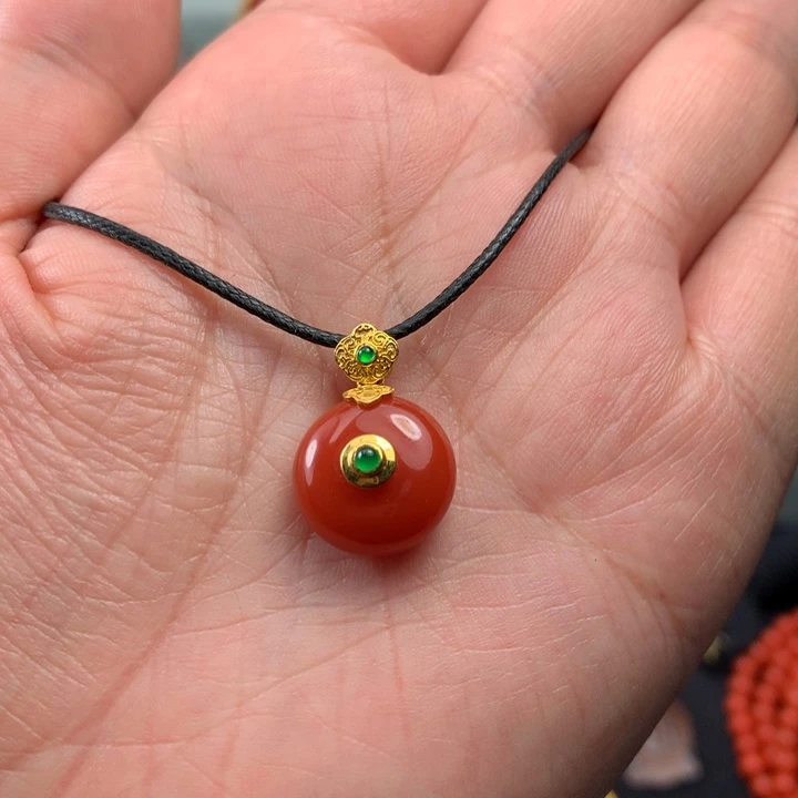 18K金镶嵌吊坠南红玛瑙