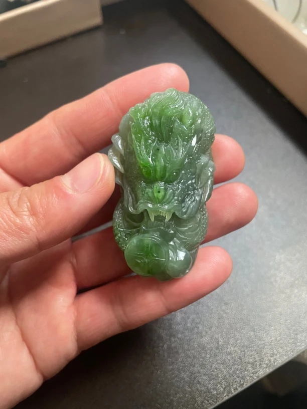 天然和田玉碧玉龙行天下挂坠 手工雕刻而成 玉质油润 颜色好