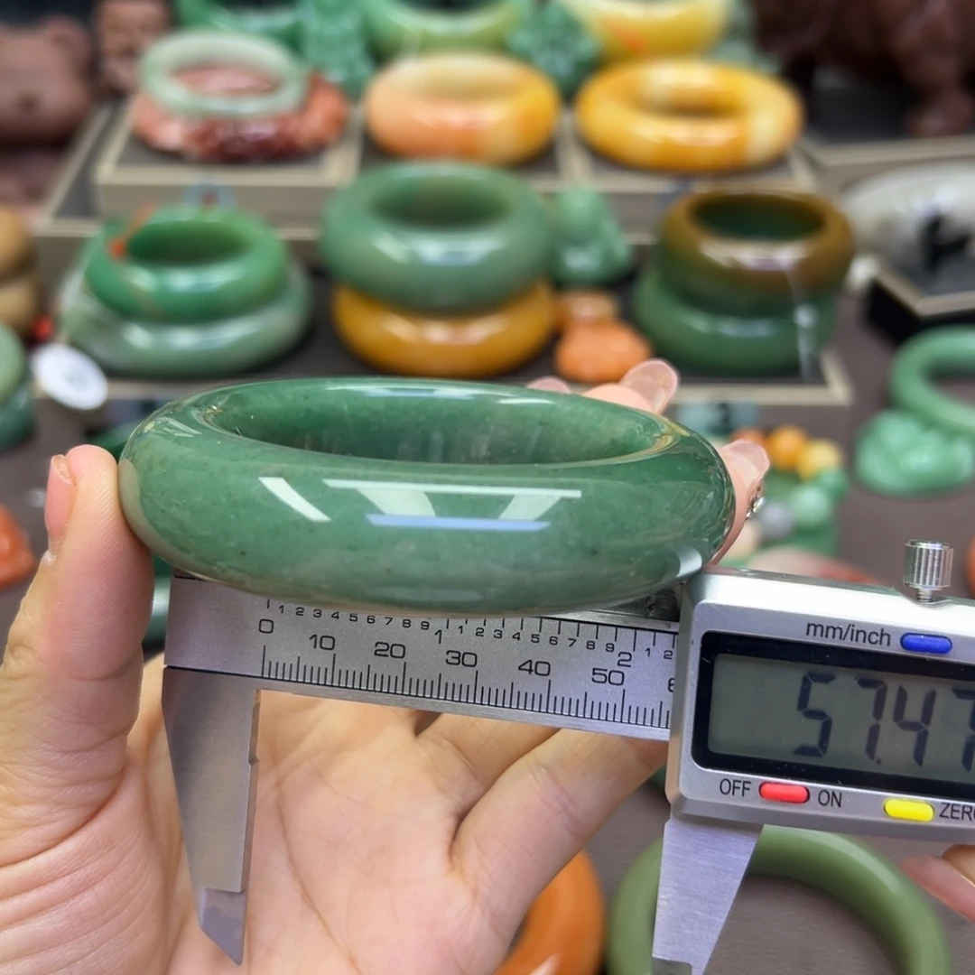 未镶嵌手镯石英岩玉