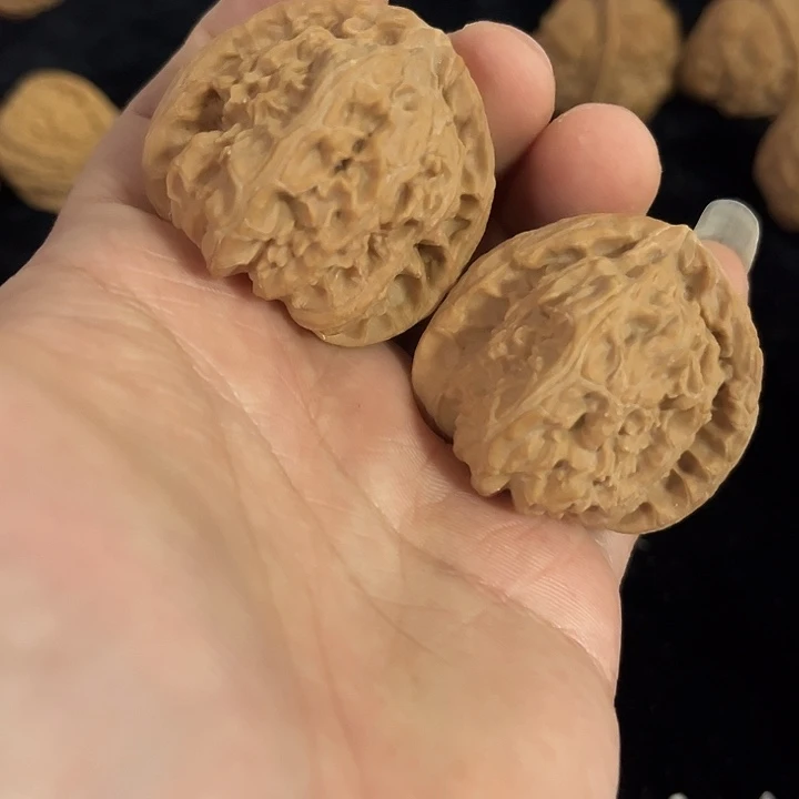 把件文玩核桃40左右三角白微瑕，编号0014