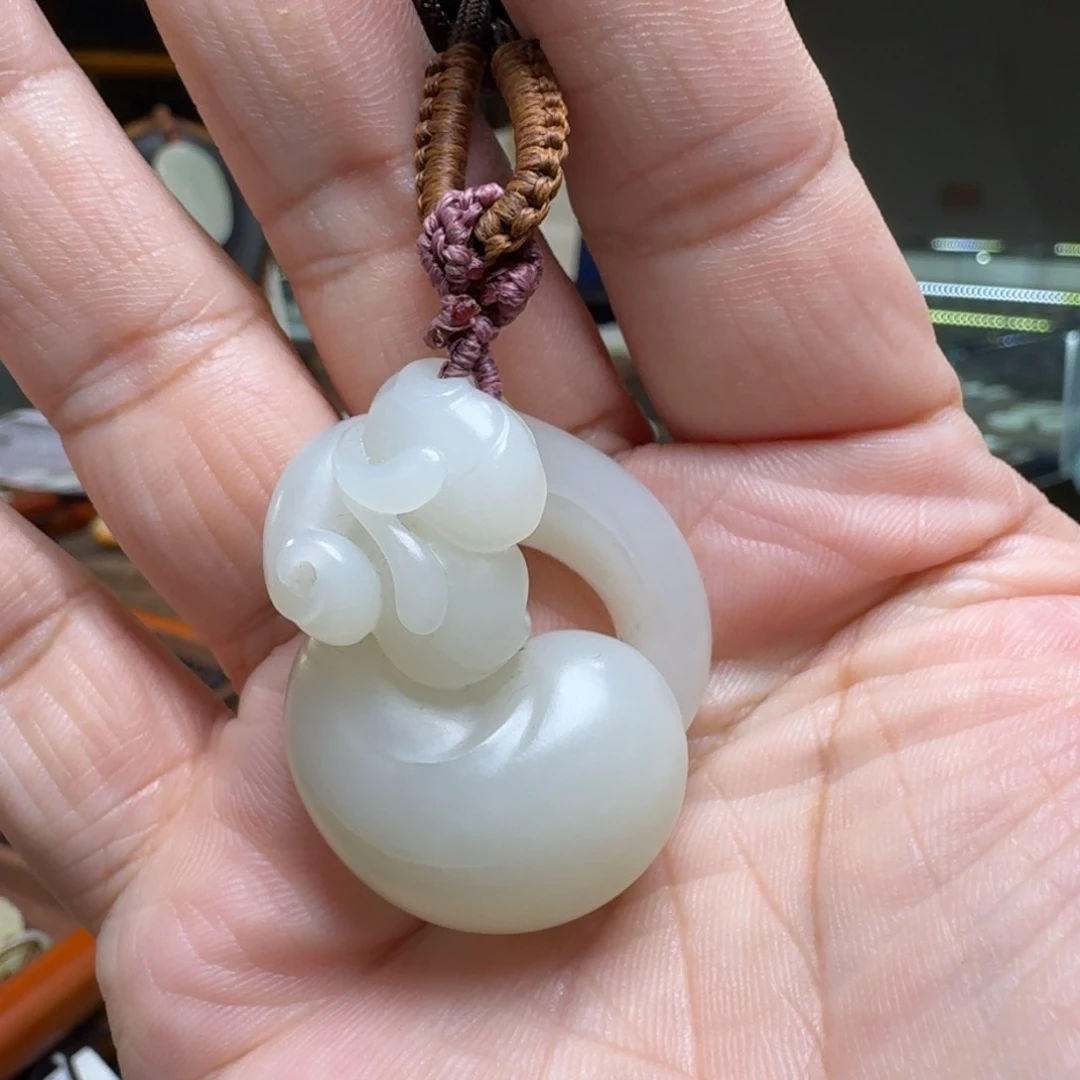 和田玉颈饰未镶嵌小***姐