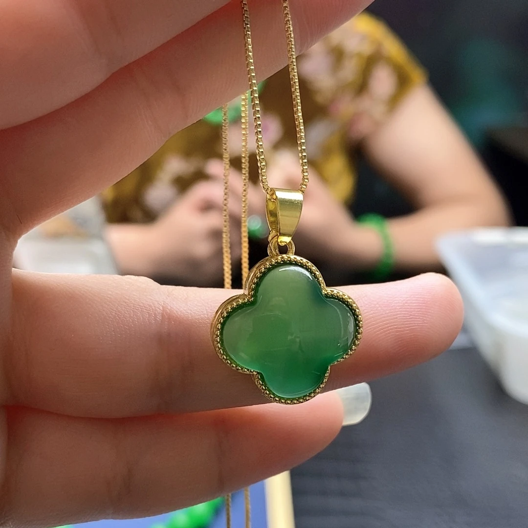 翡翠未镶嵌颈饰四叶草