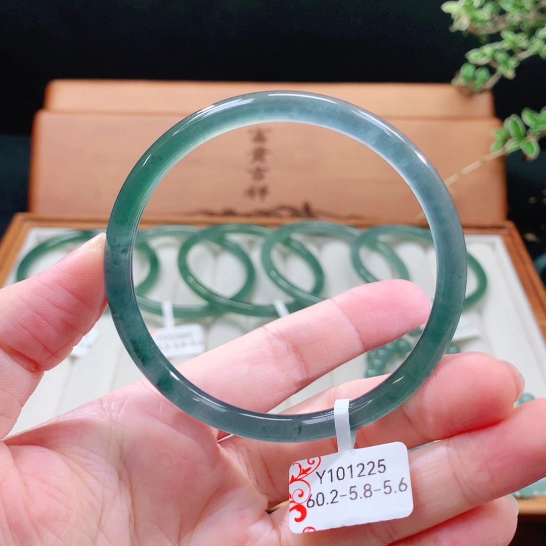 翡翠手镯（圆镯）未镶嵌