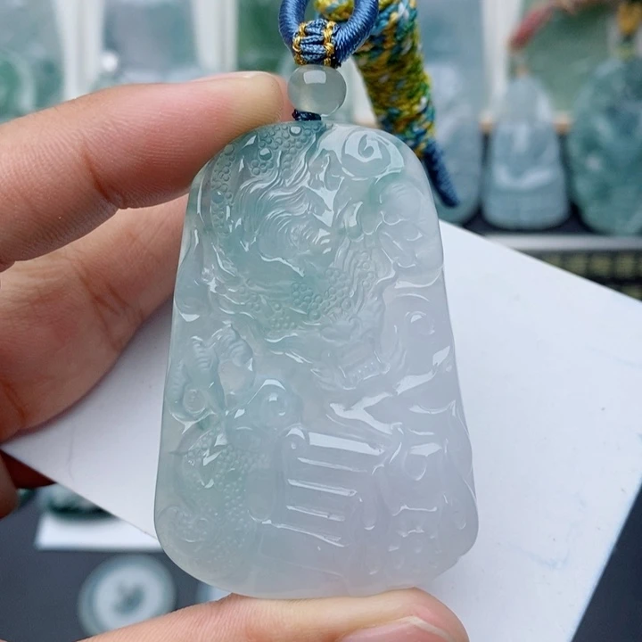 翡翠未镶嵌颈饰龙