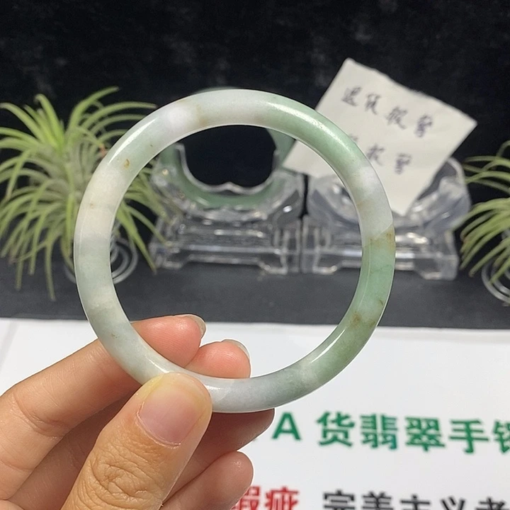 未镶嵌手镯翡翠15号。 56圈