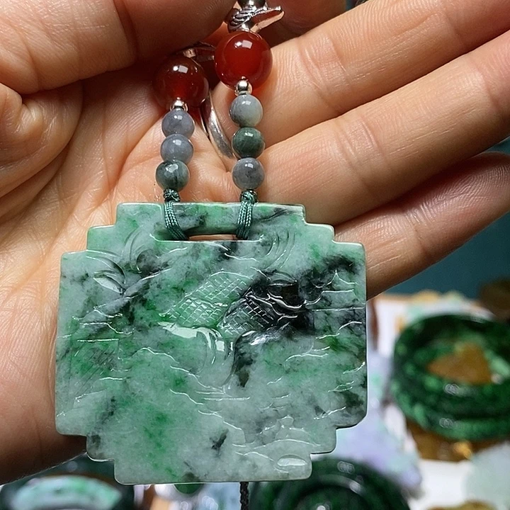 翡翠未镶嵌吊坠(赠链)