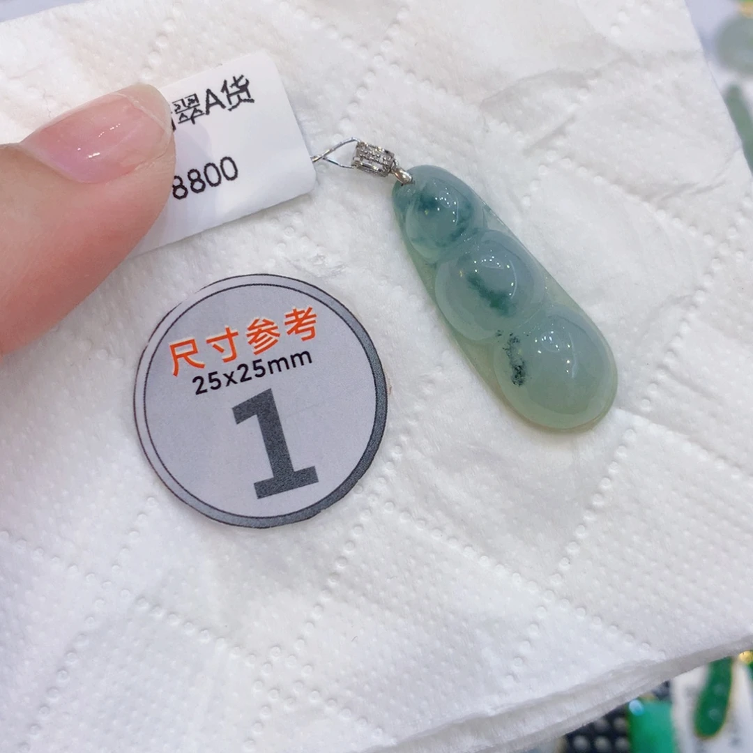 颈饰18K金镶嵌翡翠豆子