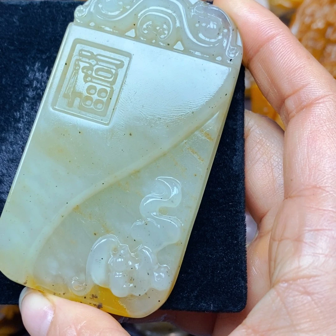 未镶嵌石英质玉（黄龙玉）颈饰