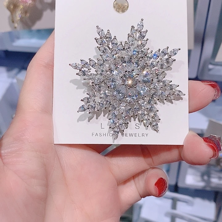 锆石铜合金雪花胸针 银色