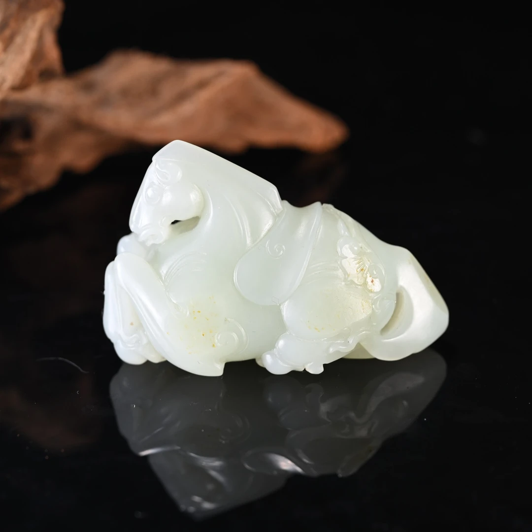 LOT8814 2510180468和田玉战马挂件【籽】/保利