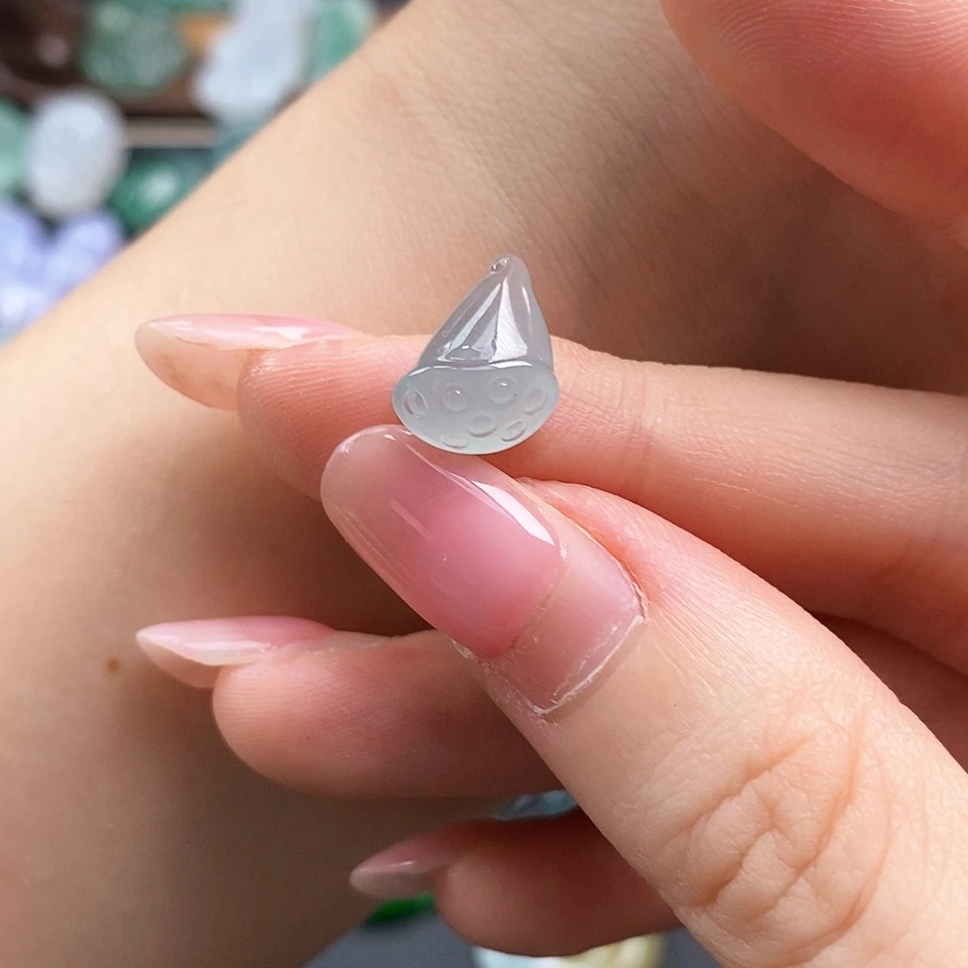 翡翠未镶嵌颈饰莲蓬