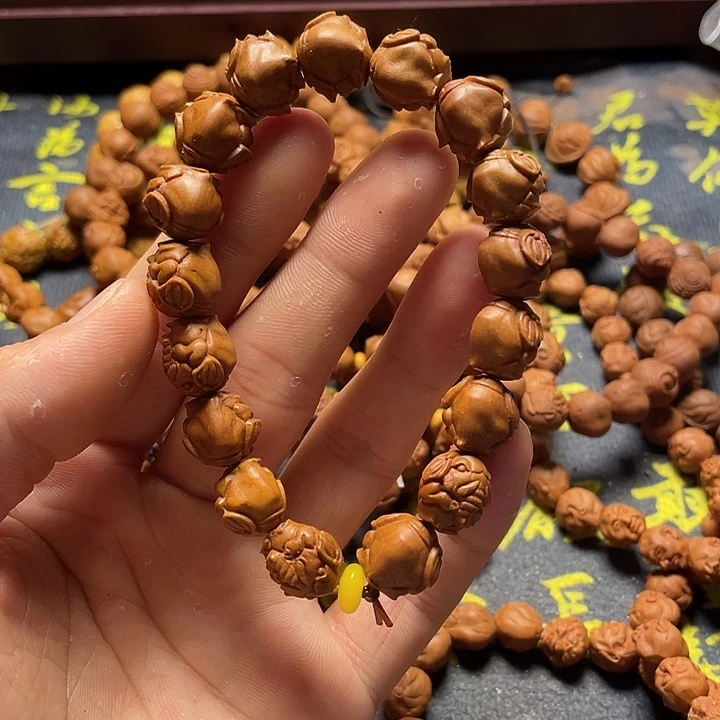 龙纹桃核雕刻瑕疵大象