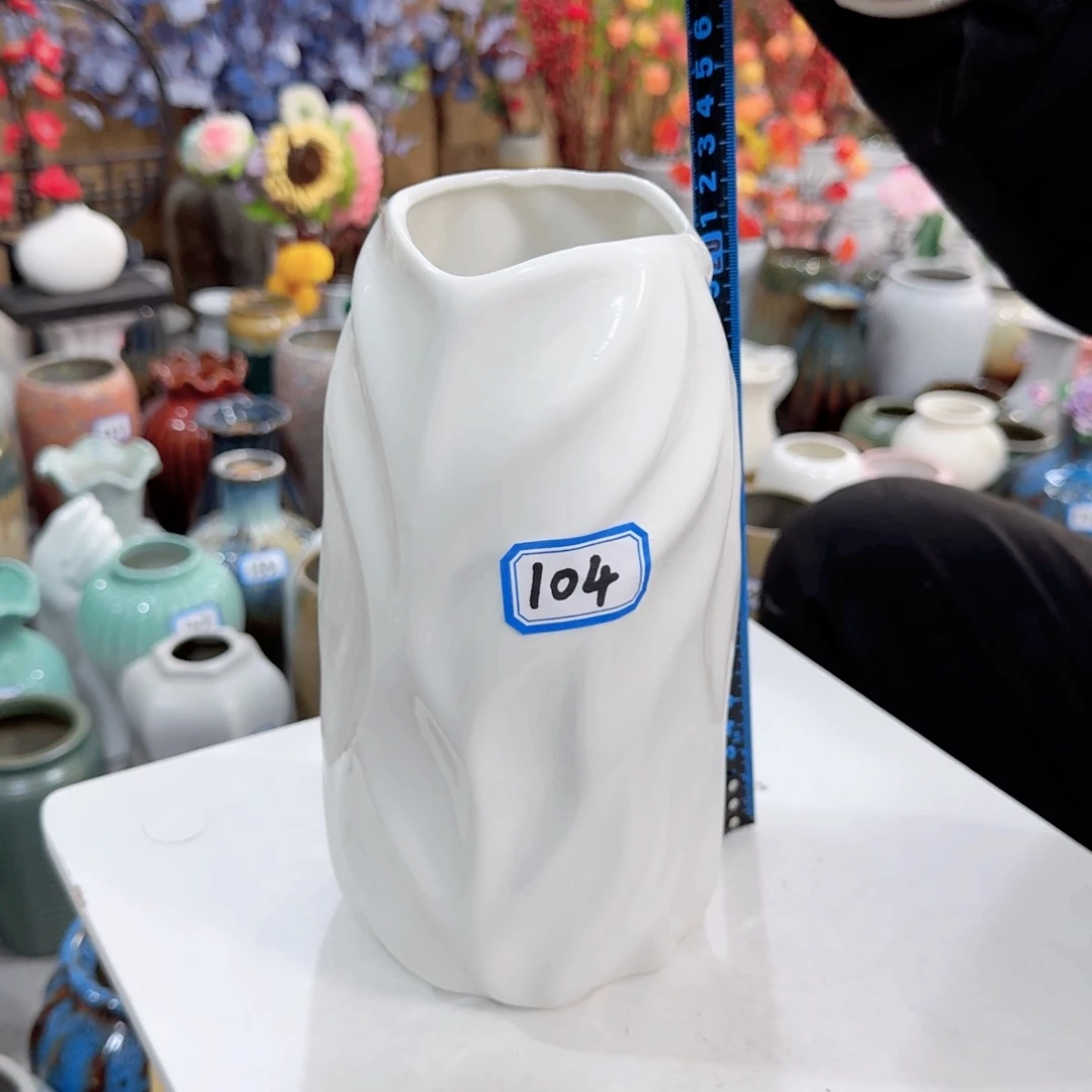 104号陶瓷高22.5厘米瑕疵一个