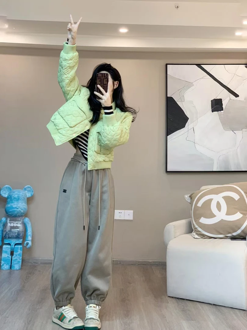 2025秋冬新款韩系气质青苹果绿保暖显白棉服短款外套灰色休闲裤