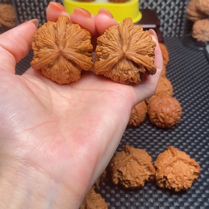 文玩核桃吊坠虎头奔
