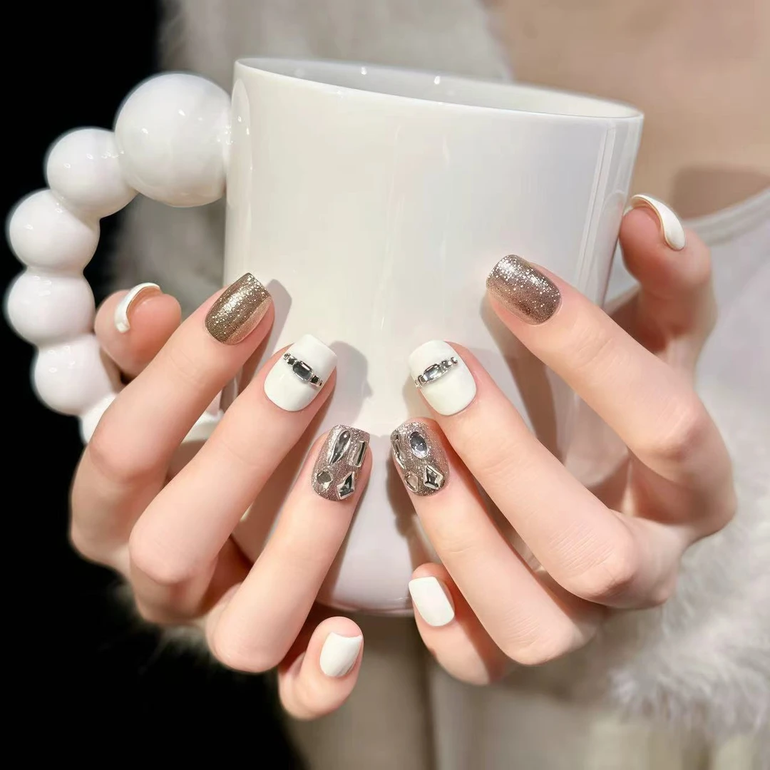 白色假日-双11中秋轻奢手工高级穿戴甲秋天显白爆款奢华百搭甲片