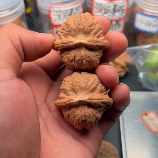 袭***星把件文玩核桃血麒麟40