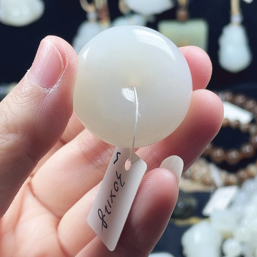 路***路和田玉未镶嵌颈饰