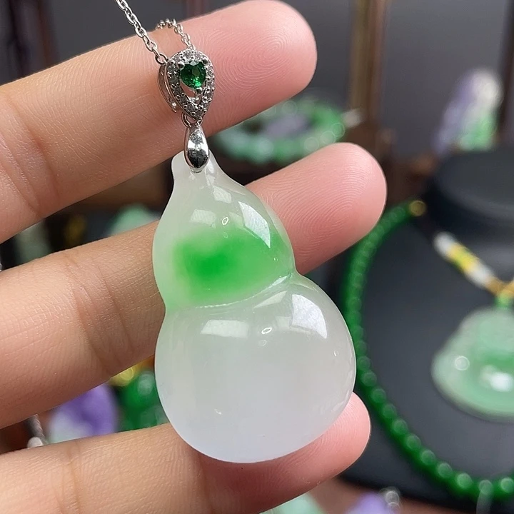 翡翠未镶嵌吊坠(赠链)