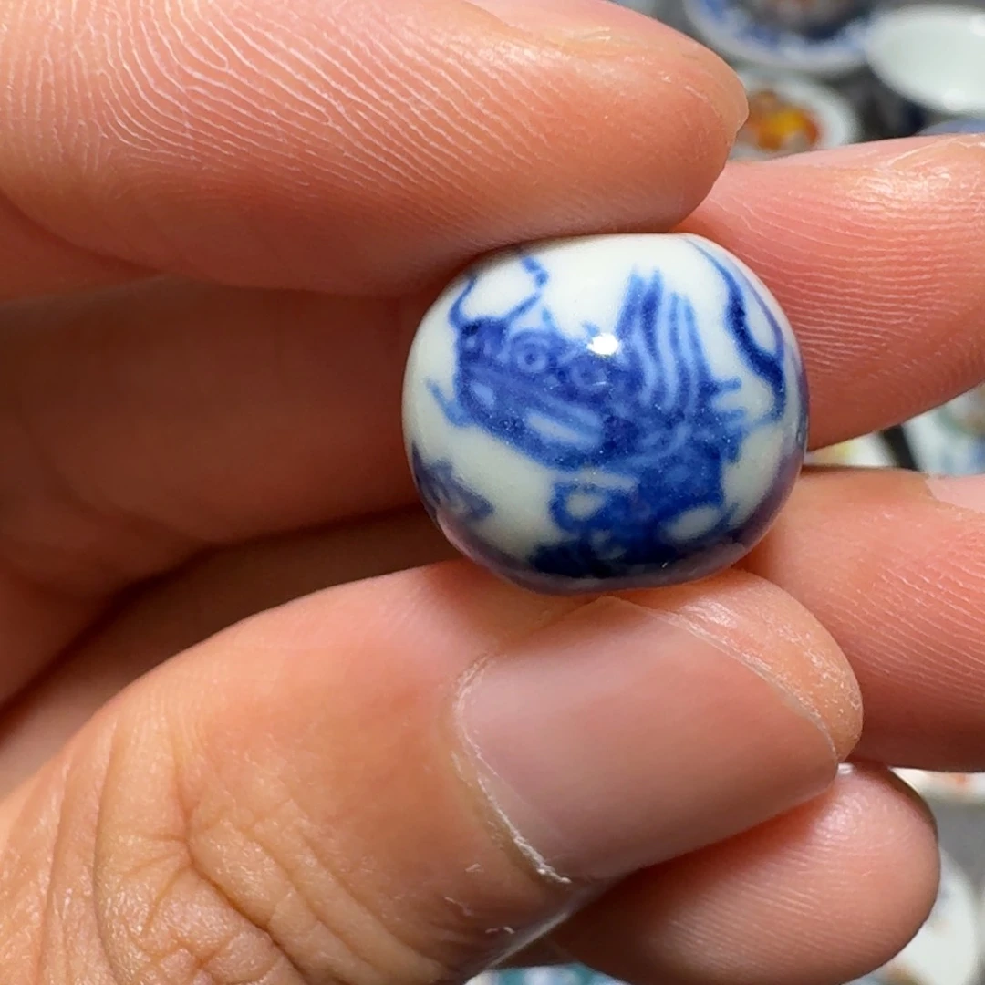 瓷片青花龙珠子一个