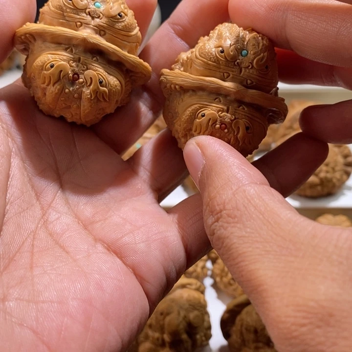 苍***哥文玩核桃把件纯手工雕刻文玩核桃