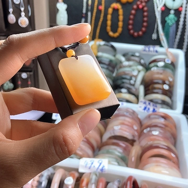 石英质玉未镶嵌颈饰乐*凌