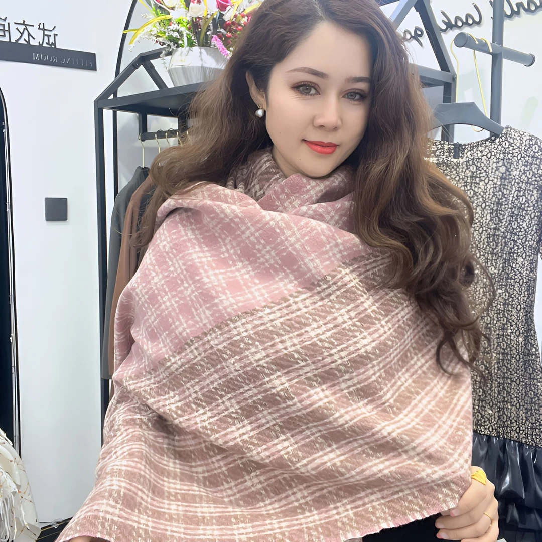 围巾在寒冷天气里，围巾可以有效的粗当寒风，保护颈部免受寒冷