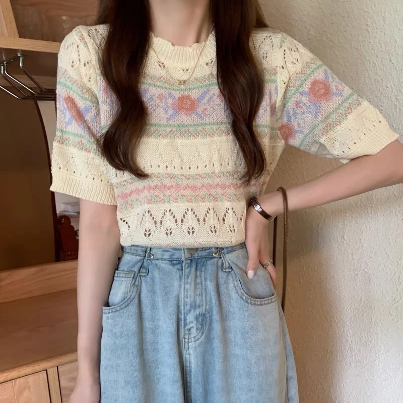 甜美花朵嵌花镂空毛衣