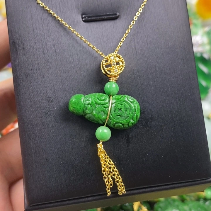 翡翠未镶嵌吊坠(赠链)