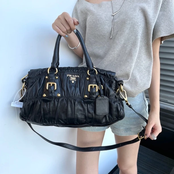 95新 Prada/普拉达 XM/黑金气质辣妹小号褶皱机车包/WJ09922006