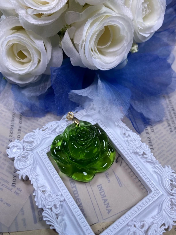 绿色花吊坠发一个L115（带扣子）